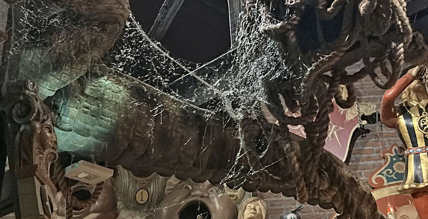 Spinnenplaag in het Efteling Museum? Decors vol met spinrag