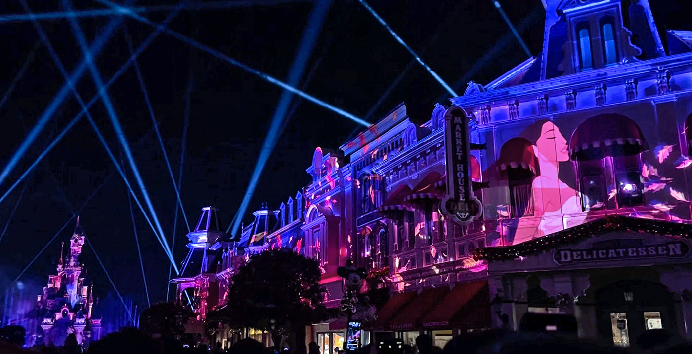 Video: voor het eerst videoprojecties in Main Street tijdens avondspektakel Disneyland Paris