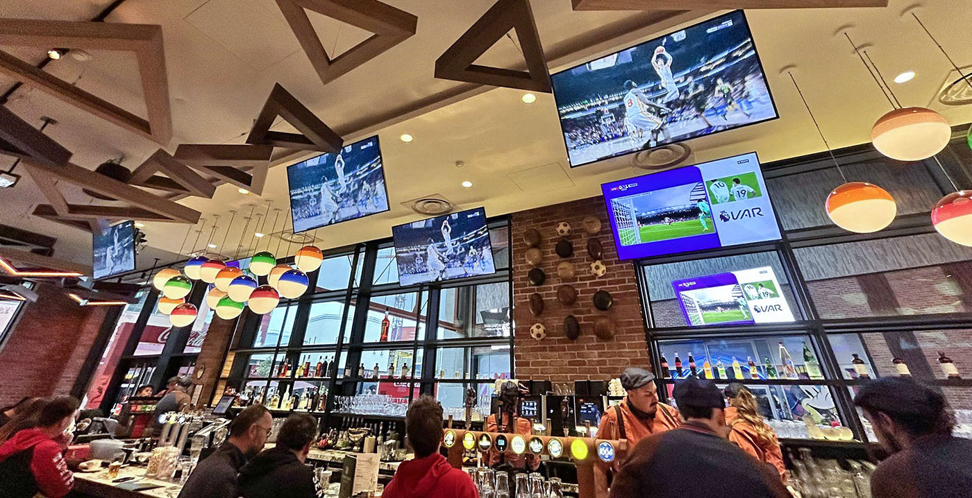 Disneyland Paris opent vernieuwde Sports Bar & Lounge: uitgebreide menukaart