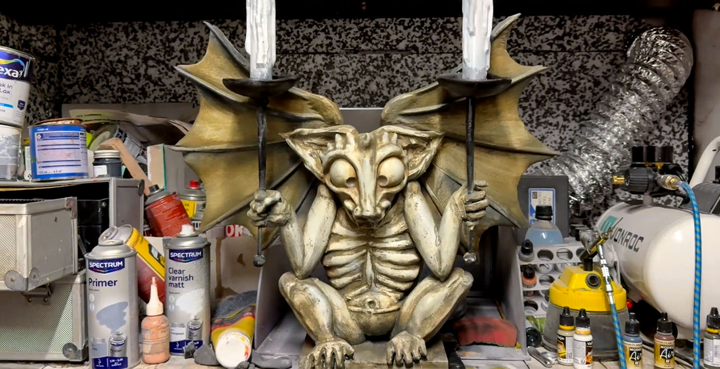 Efteling-fan laat zien hoe hij een kaarsenhouder uit Danse Macabre heeft nagemaakt