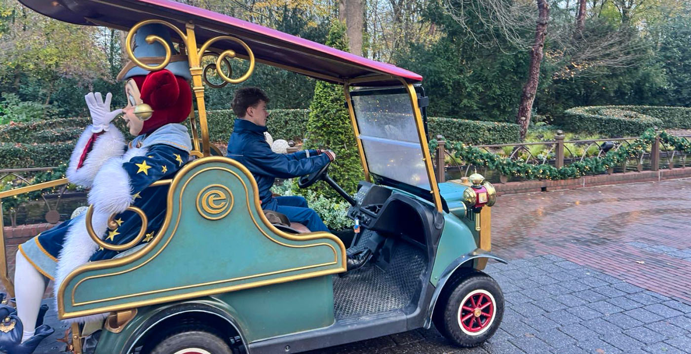 Nieuw uiterlijk voor Pardoesmobiel: Efteling-mascotte rijdt rond in vernieuwde wagen
