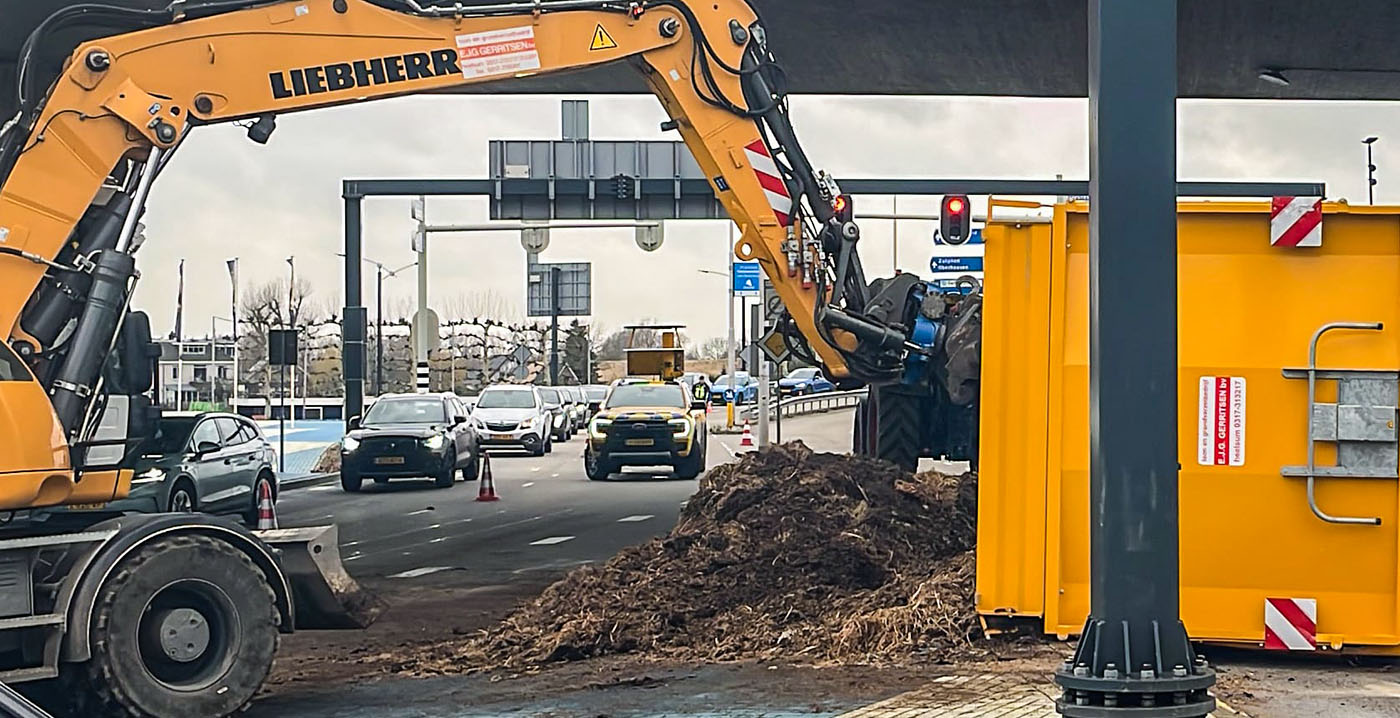 Kiepwagen met olifantenpoep van Burgers' Zoo kantelt in Arnhem: stank en verkeerschaos