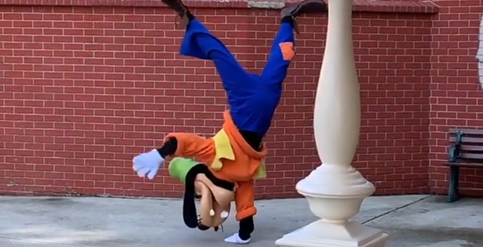 Video: Goofy haalt acrobatische toeren uit in Disneyland Paris