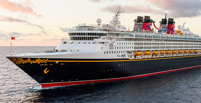 Gigantisch cruiseschip Disney Magic in Amsterdam