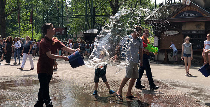 Efteling-medewerkers houden watergevecht met bezoekers