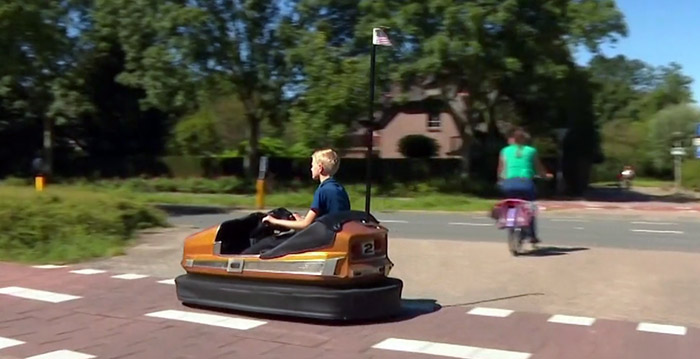 Jongen (11) rijdt elke dag met botsauto naar school