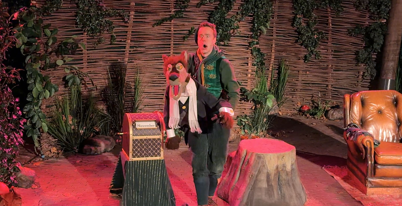Efteling-bewoner Wolf neemt zichzelf en de rest van de Efteling op de hak in speciale oudejaarsconference