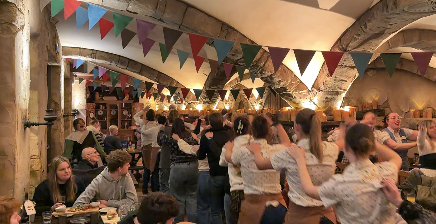 Video: één groot feest bij allerlaatste Raveleijn-dinnershow in de Efteling