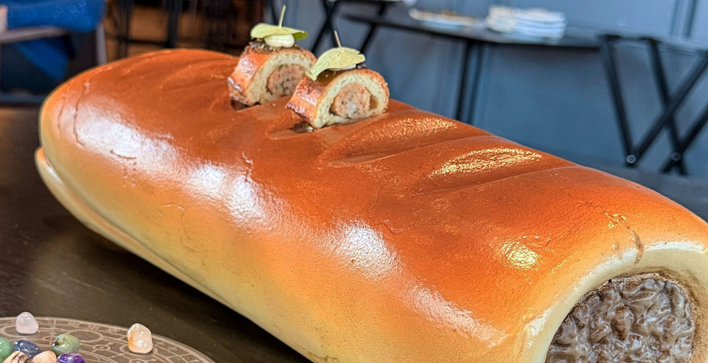 Efteling-restaurant Mystique serveert worstenbroodjes voortaan op... gigantisch worstenbrood