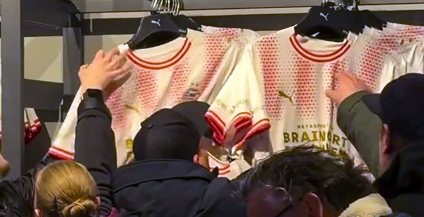 Video: stormloop op Efteling-shirt van voetbalclub PSV