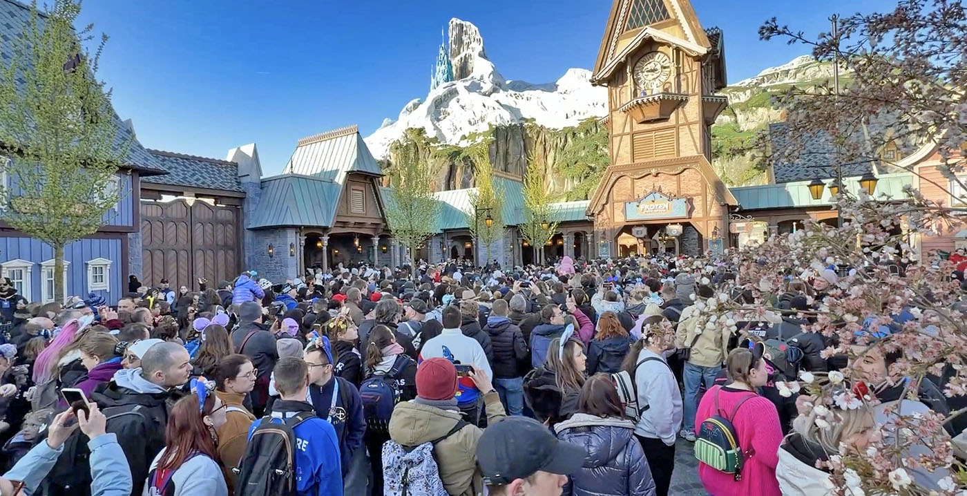 Video: Disney Adventure World officieel geopend, wachttijd van Frozen-attractie schiet naar vier uur
