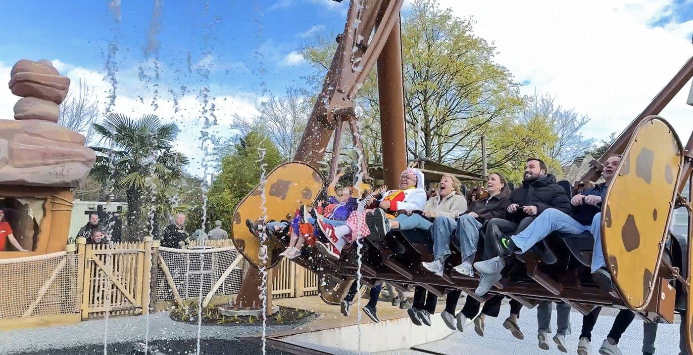 Video: bezoekers Avonturenpark Hellendoorn halen nat pak bij opening nieuwe attractie OerKracht