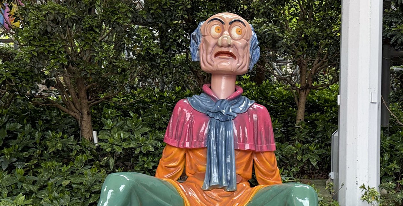 Bizarre foto: Efteling-bewoner Langnek maakt uitstapje naar... Shanghai?!