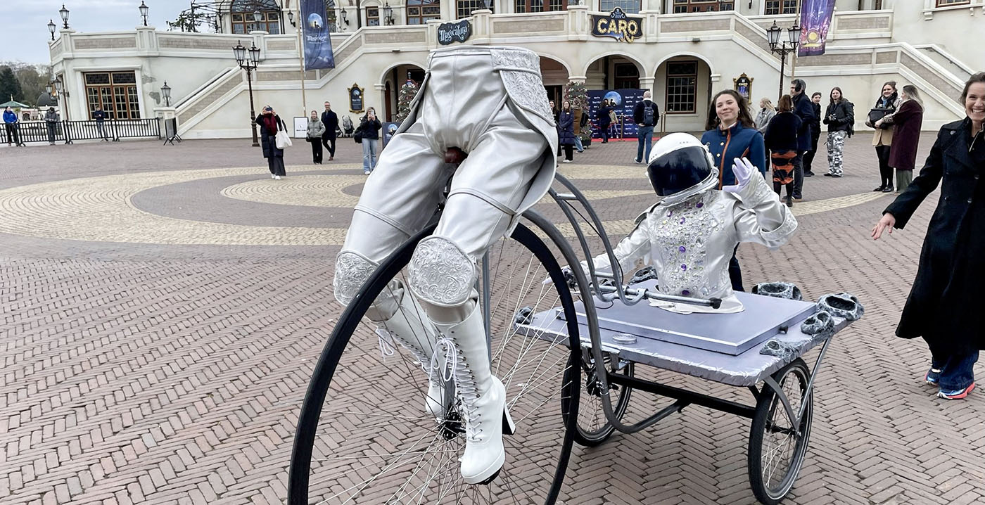 Efteling zet fietsende astronaut in om nieuwe theatershow te promoten