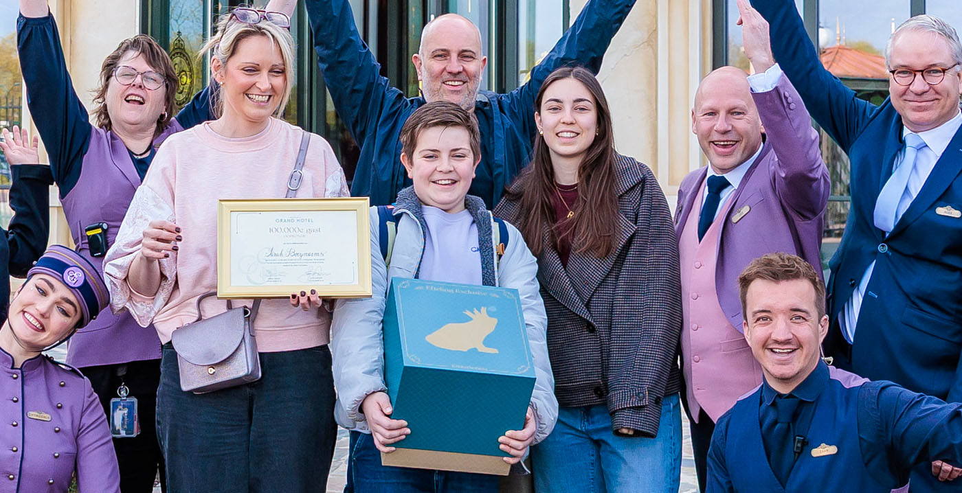 Feestje bij Efteling Grand Hotel: 100.000e gast krijgt gouden kikker