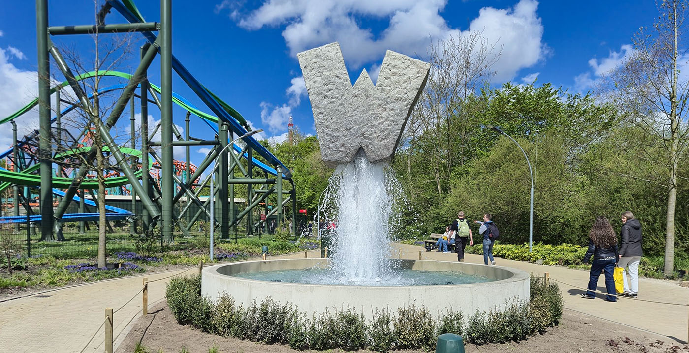 Gigantische W die omhoog gespoten wordt: nieuwe fontein Walibi Holland is af