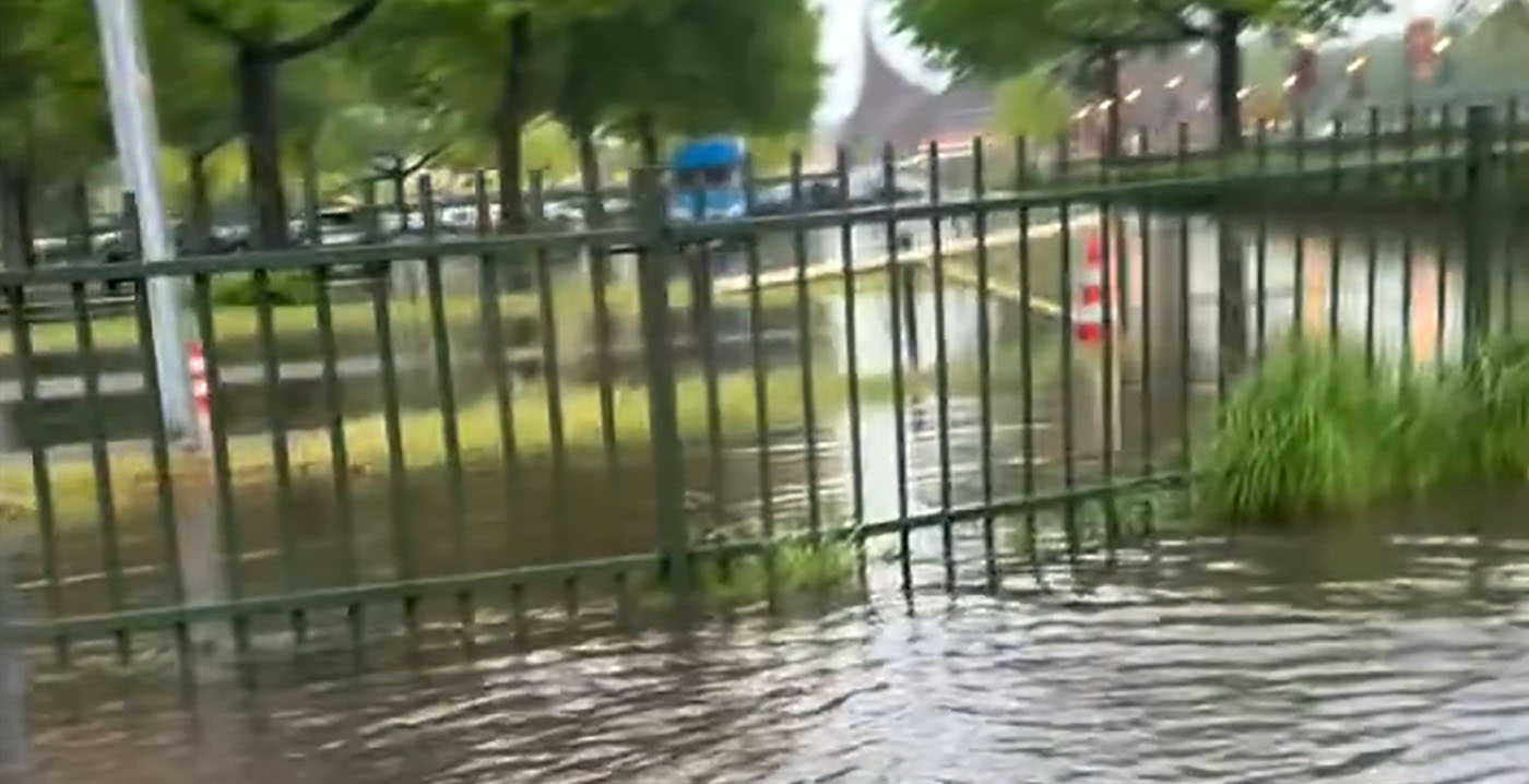 Video: wolkbreuk zet parkeerterrein Efteling onder water