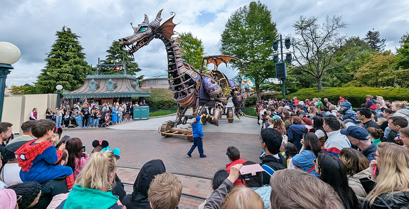Wegomlegging in Disneyland Paris: gigantische draak loopt vast tijdens parade
