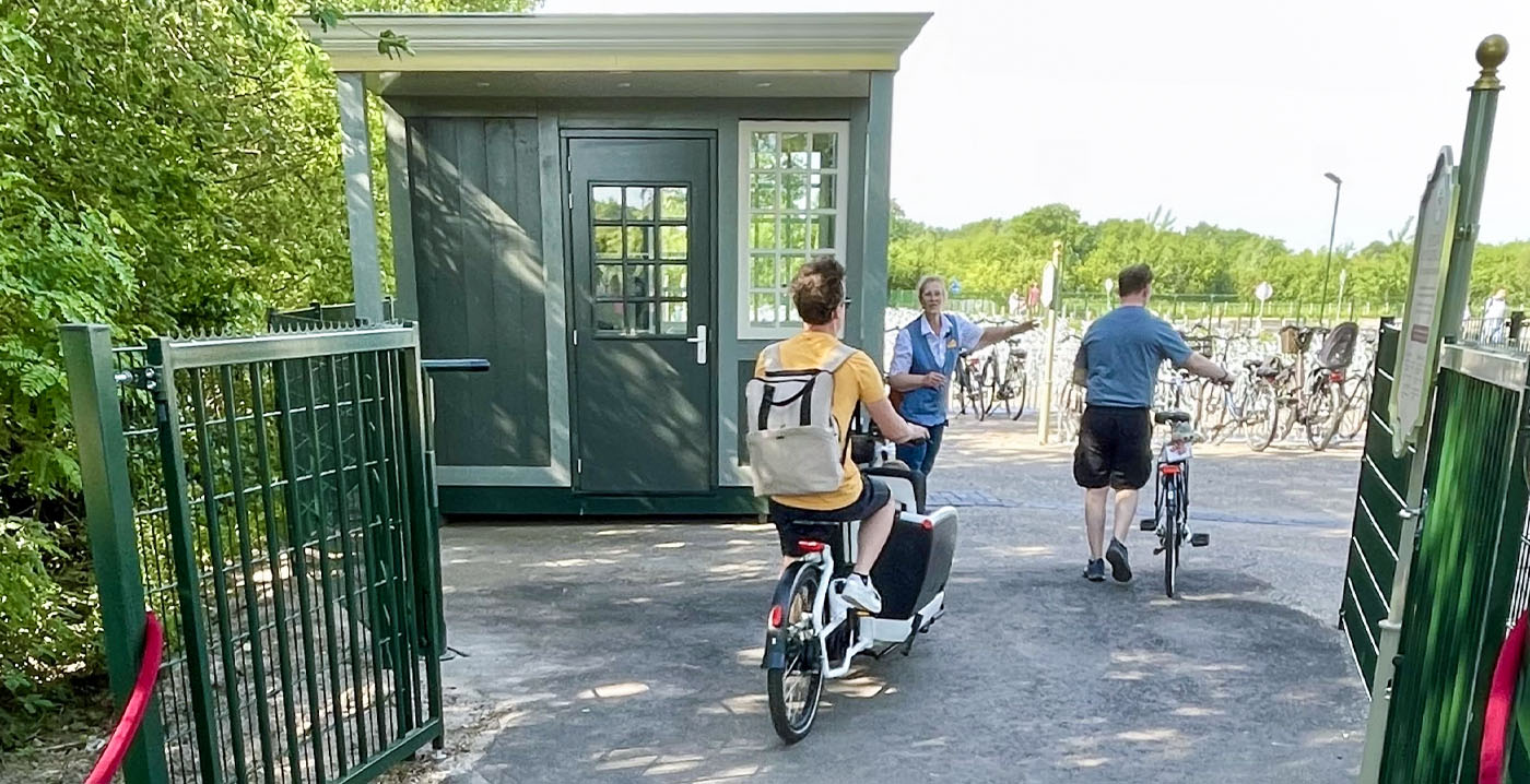 Nieuwe fietsenstalling Efteling vandaag open: eindelijk weer toezicht