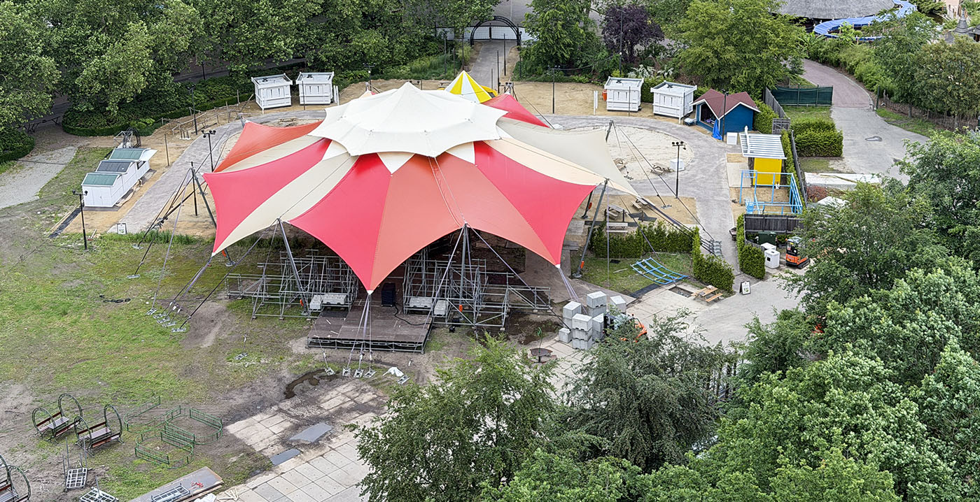 Foto's: Efteling bouwt verder aan vernieuwd Zomerstrand, enorme tent krijgt vorm
