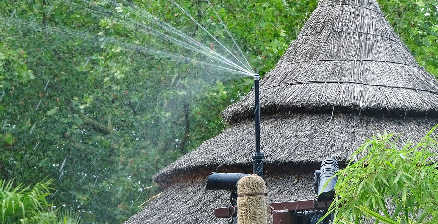 Geen water in waterspeeltuin Efteling: plantensproeiers zorgen toch voor wat verkoeling