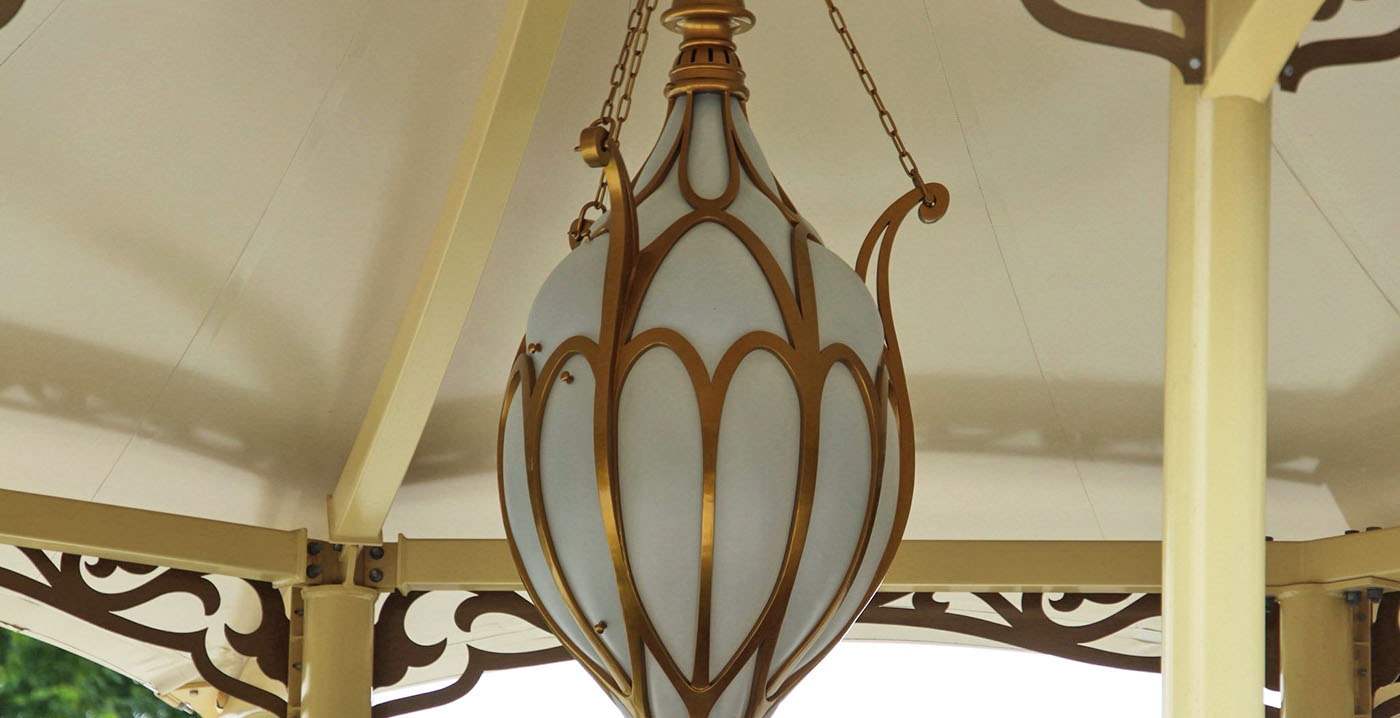 Foto's: Efteling werkt overkapping bij Gondoletta af met sierlijke lamp
