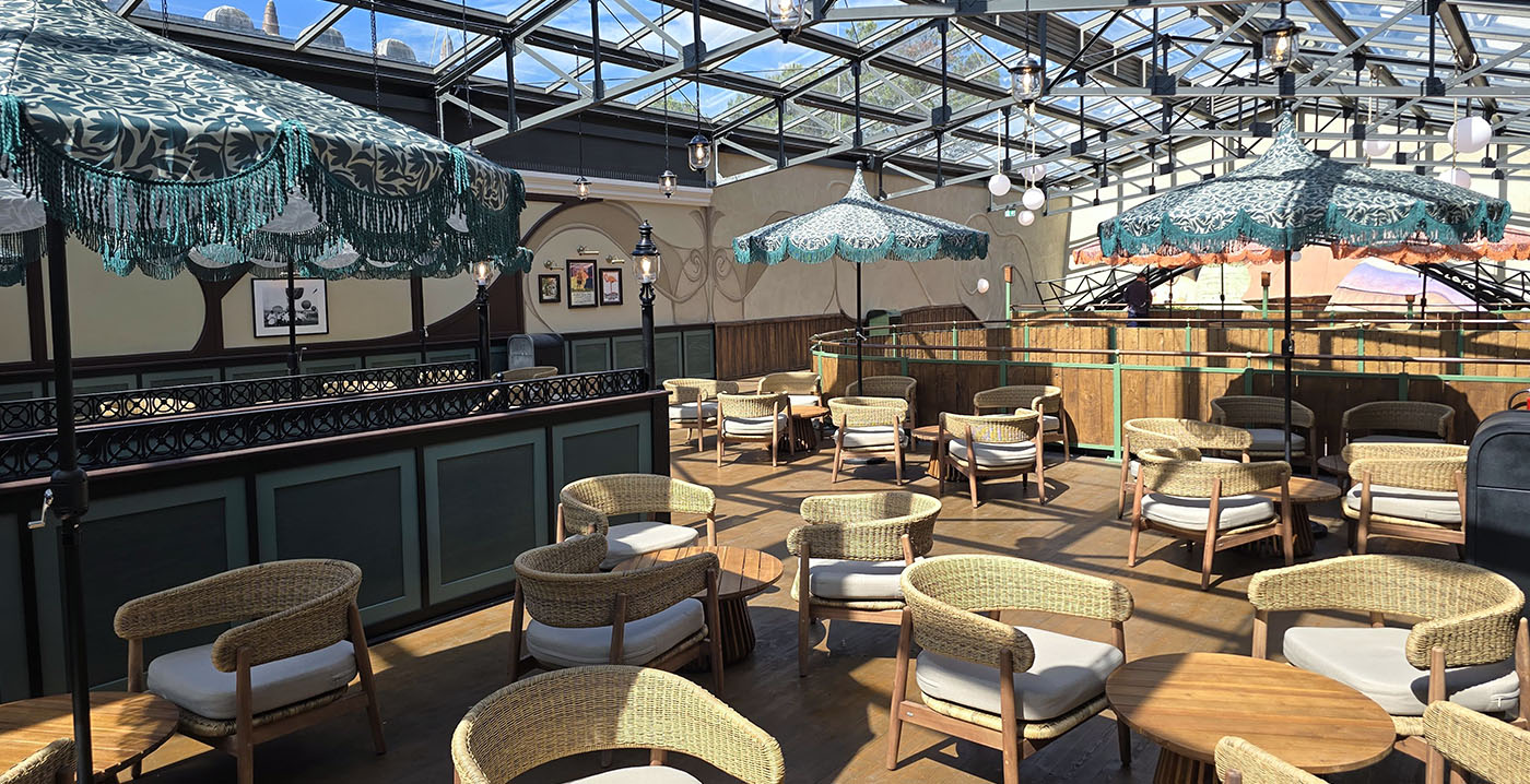 Phantasialand zorgt voor meer zitgelegenheid in stijl: verhoogd terras met loungebanken