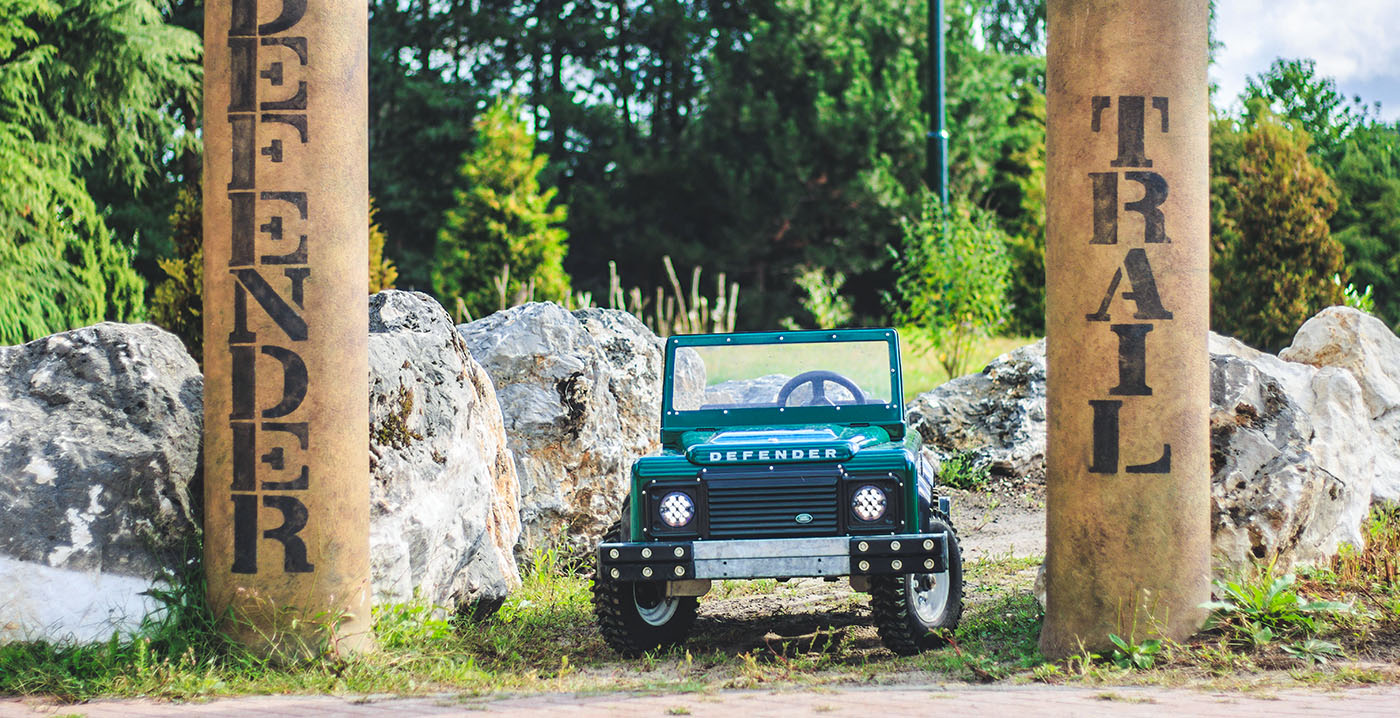 Kinderen kruipen achter het stuur bij Slagharen: Wild West Safari met mini-jeeps