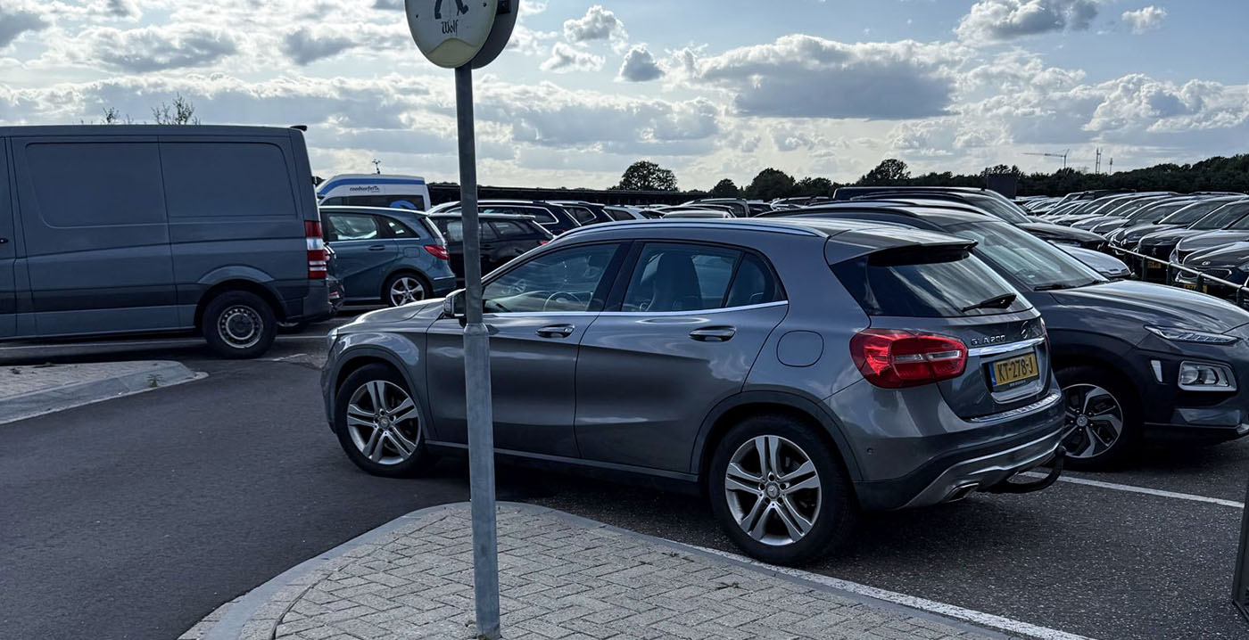 'Rijbewijs bij een pak boter gekregen': auto staat half op de rijbaan bij de Efteling