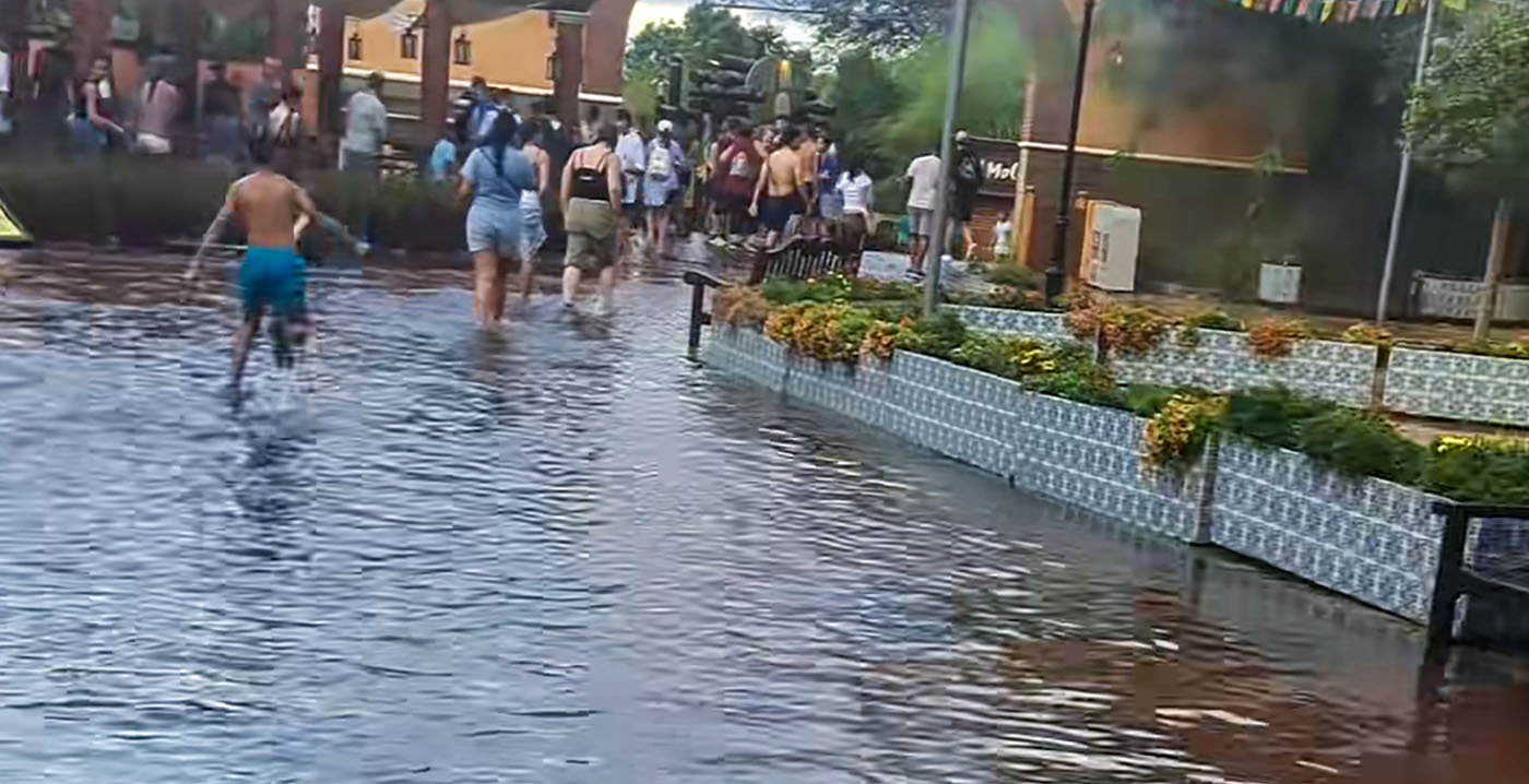 Video: noodweer in PortAventura, delen van Spaans pretpark onder water