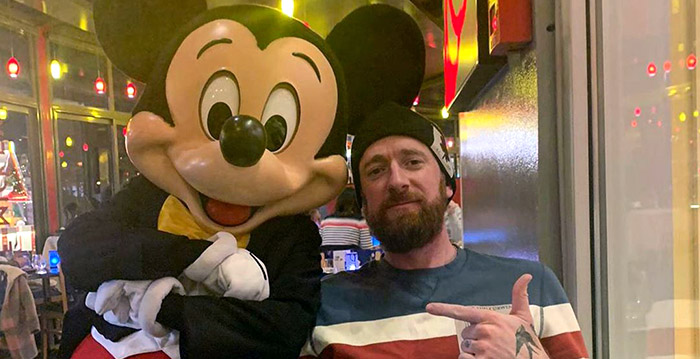 Beroemde topsporter scheldt Mickey Mouse uit in Disneyland Paris