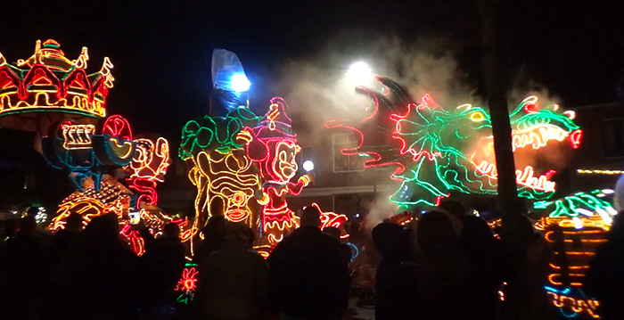 Video: Efteling-carnavalswagen maakt indruk in lichtjesoptocht