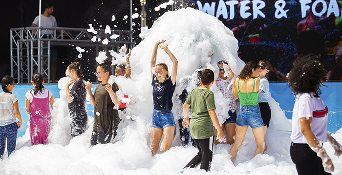 Walibi Holland viert zomerse temperaturen met schuimfeest