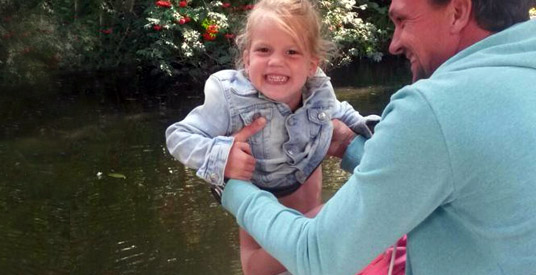 Kleine boodschap: meisje plast uit bootje Gondoletta in de Efteling