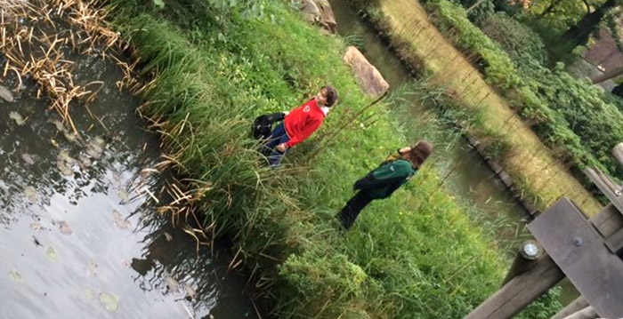 Video: kinderen springen uit bootje in de Efteling