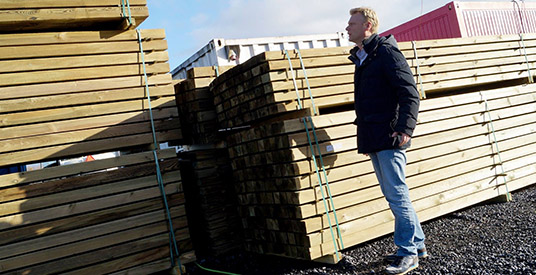 Directeur Plopsaland inspecteert nieuwe houten achtbaan, eerste deel staat overeind