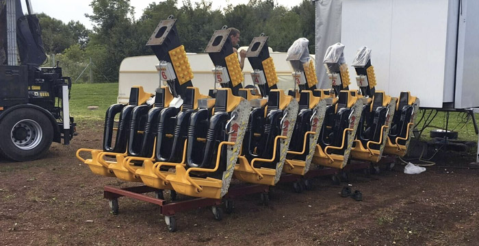 Te koop: enorme gondels van kermisattractie