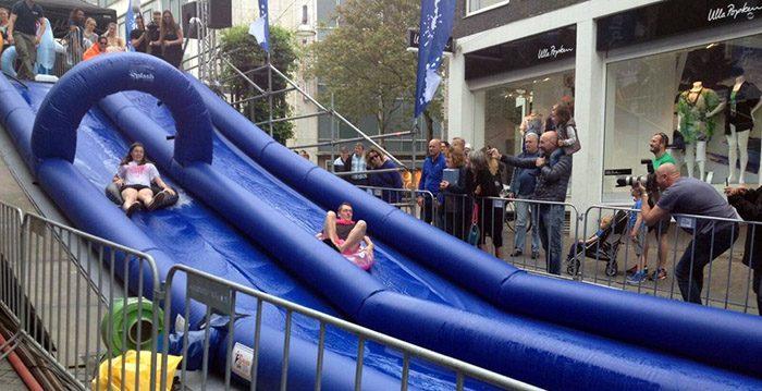 Oeps: enorme waterglijbaan in Nijmegen glijdt niet
