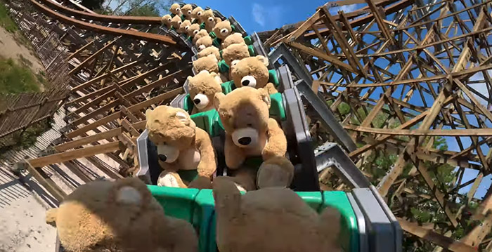 Video: Walibi Holland stopt tientallen knuffelberen in achtbaan