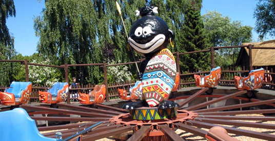 Deens pretpark beschuldigd van racisme vanwege Afrikaanse draaimolen