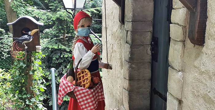 Grappenmakers doen mondkapje op bij Roodkapje in de Efteling