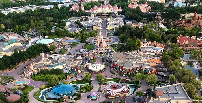 moederbedrijf steunt Disneyland Paris met van miljoen euro -