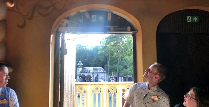 Grote plank valt op hoofd van Efteling-bezoeker