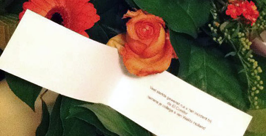 Gewonde medewerkster Walibi Holland krijgt bosje bloemen na knokpartij