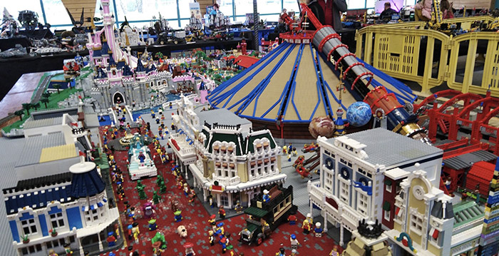 Foto's: Fransman maakt indruk met Lego-creaties Disneyland Paris