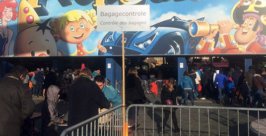 Veiligheidsmaatregelen in Plopsaland: tassencontrole bij de ingang