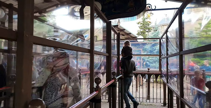 Video: Symbolica-lakei wil dat Efteling-bezoekers zich aan coronaregels houden