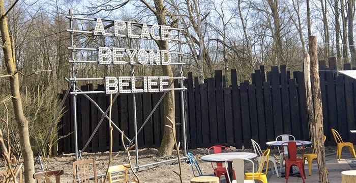 Britse kunstenaar boos op Walibi Holland vanwege kopiëren kunstwerk