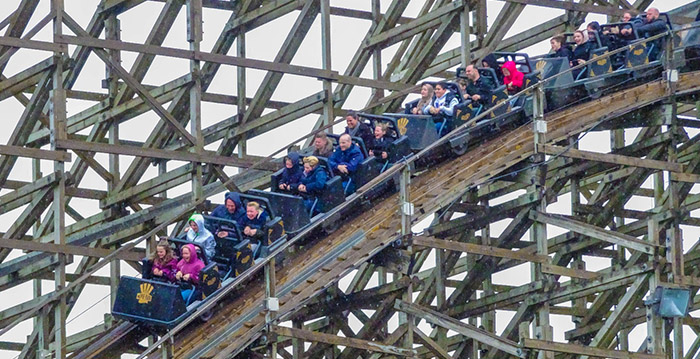 Movie Park verdedigt beruchte houten achtbaan: 'Families zijn er gek op'