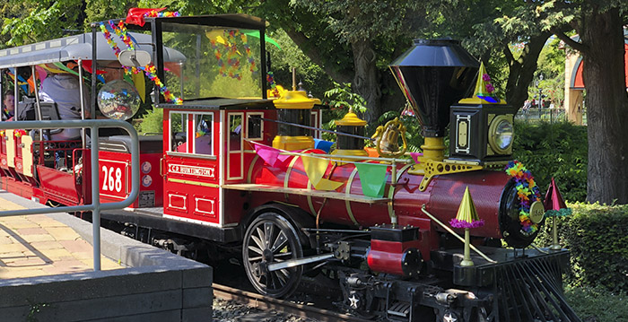 Feest in Walibi Holland: ouderwets treintje omgebouwd tot Party Train